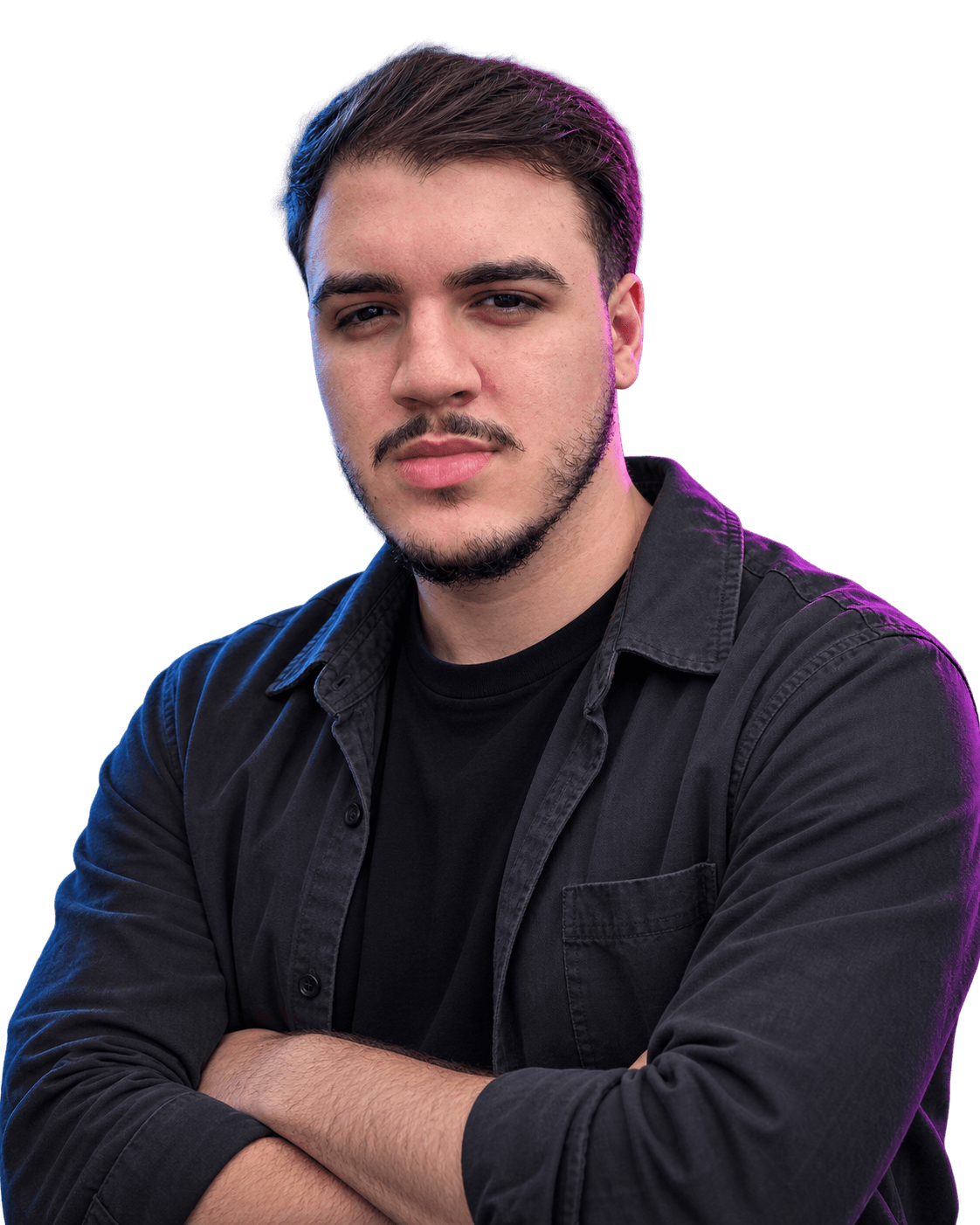 Luiz Bucharelli, web designer, de braços cruzados